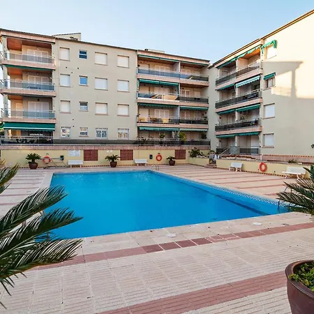 Near Beaches Large Private Patio, Aircon & Community Pool