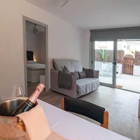 Apartamento Near Beaches Large Private Patio, Aircon & Community Pool