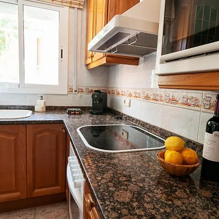 Near Beaches Large Private Patio, Aircon & Community Pool *