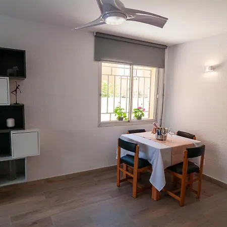 Apartamento Near Beaches Large Private Patio, Aircon & Community Pool *