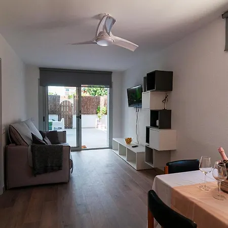 Apartamento Near Beaches Large Private Patio, Aircon & Community Pool