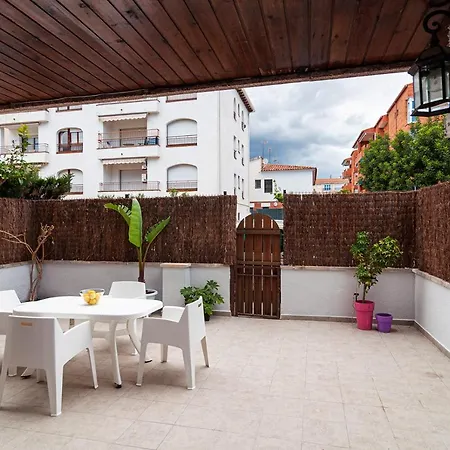 Apartment Near Beaches Large Private Patio, Aircon & Community Pool