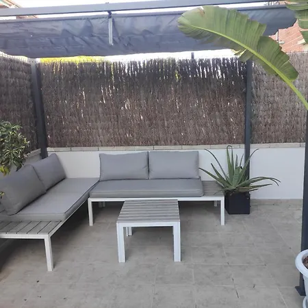 Near Beaches Large Private Patio, Aircon & Community Pool