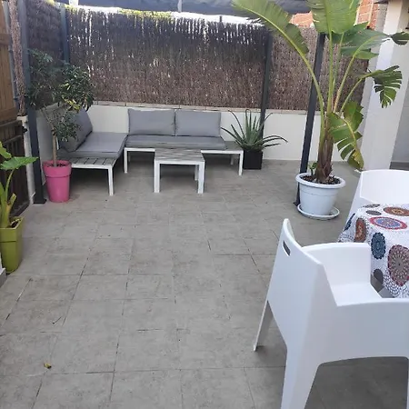 Near Beaches Large Private Patio, Aircon & Community Pool